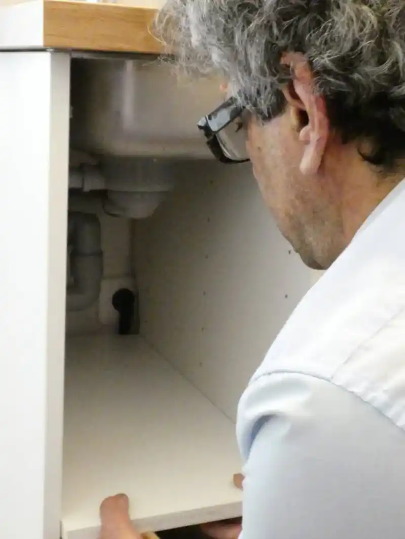 Équipe Le ParisPhile au travail sur un chantier de rénovation à Paris